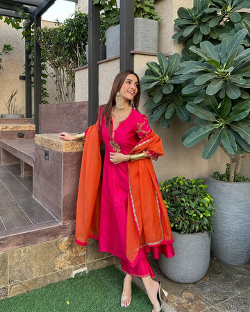 Gulabi Chanderi Kalidaar Kurta Set With Zardozi Work