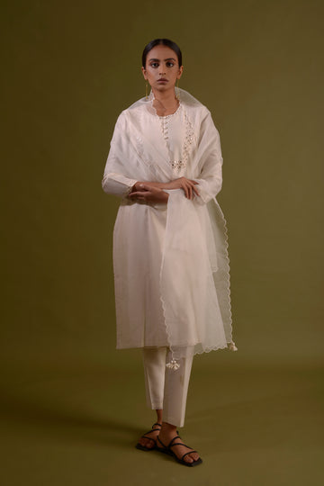 CHANDRIKA Ivory Chanderi Silk Kurta Set With Mirror Work And Scallop Odhni