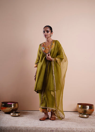 Green Gul Bano Kurta Set with Pintuck Detailing