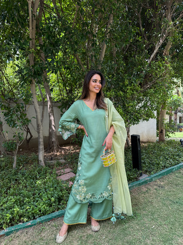 Bela Cotton Linen Embroidered Kurta Set With Contrast Scallop Organza Dupatta
