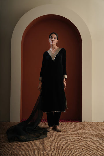 Rania Velvet Kurta Set With Zardozi Work